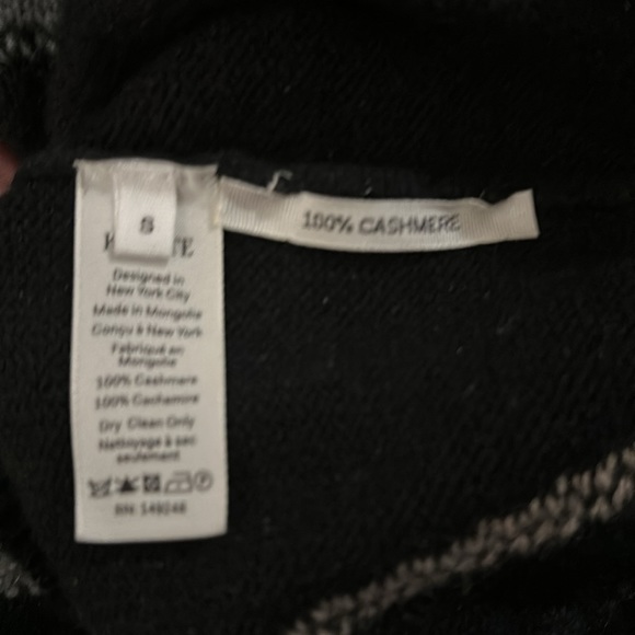 Khaite Cashmere Pullover
Black
Printed
Long Sleeve with V-Neck - Picture 8 of 11